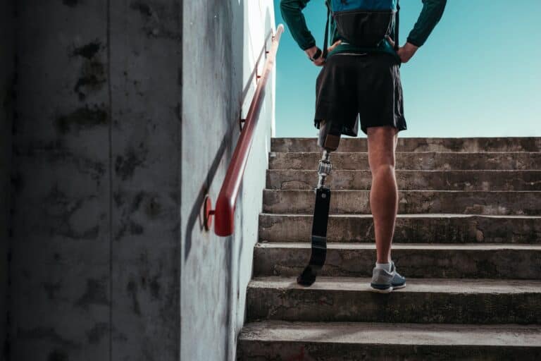 man with prosthetic leg goal to climb stairs